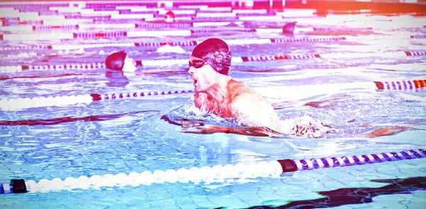 수영장에서 수영하는 선수들 — 스톡 사진