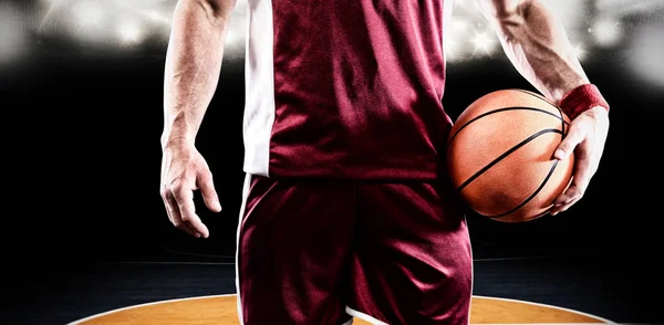 Jogador Basquete Contra Quadra Basquete — Fotografia de Stock