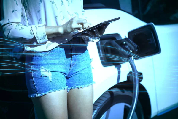 Blauwe Golf Ontwerp Tegen Vrouw Met Behulp Van Digitale Tablet — Stockfoto