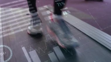 Veri işleme, tarama ve analiz animasyonları, arka planda bir spor salonunda koşu bandında yürüyen bir kişinin alt kısmıyla