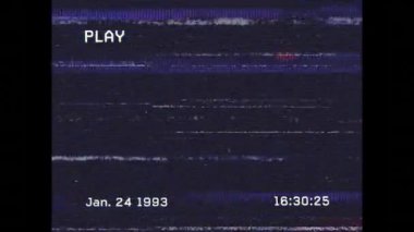 Oyun sözcüğü, beyaz metindeki tarih ve saat ve hızlı hareket eden parazit bantlarıyla siyah ekranın animasyonu