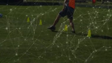 Futbol oyuncularından oluşan bir takımın, arka planda bir futbol topuyla birlikte sahada antrenman yaptığı karmaşık bir bağlantı ağının animasyonu