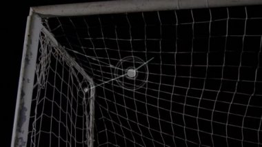 Arka planda bir gol kaydeden bir futbol kalecisiyle bağlantı ve veri paylaşım noktaları ağının canlandırılması