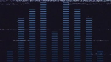 Parazit çizgileri olan bir ekranın animasyonu, siyah bir arkaplanda müzik eşliğinde hareket eden mavi dokuz bantlı grafik eq metre ekranını gösterir