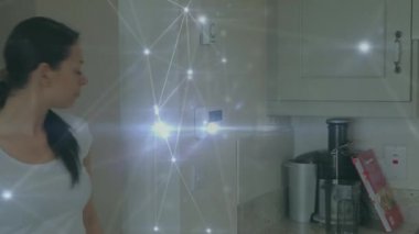 Arka plandaki merkezi ısıtma kontrolünde ısıyı ayarlayan genç bir kadınla bağlantı ağının taşınması