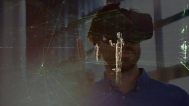 3D yeşil mimari çizimlerin animasyonu, veri işleme, dijital cihazlar kullanan insanların parıldayan siluetleri, arka planda VR kulaklık takan ve sanal etkileşimli ekrana dokunan bir adam.