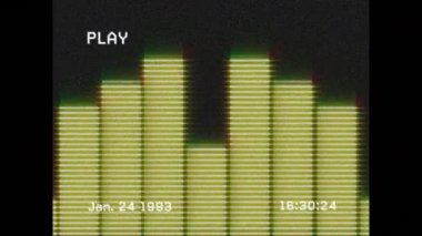 Parazit çizgileri ile beyaz metin ile yazılmış tarih ve saat ile bir ekranın canlandırılması, siyah arkaplanda müzik eşliğinde hareket eden sarı eq metre çubuklarını gösterir