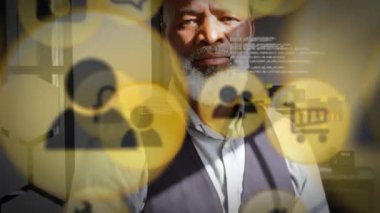 Arkaplana VR kulaklık takan yaşlı bir Afrikalı Amerikalı ile sarı ağ bağlantısı ve veri paylaşım simgelerinin animasyonu