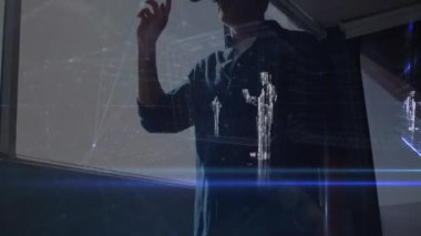 Vr kulaklıklı genç adam ve veri işleme animasyonu arka plandaki sanal etkileşimli ekrana dokunuyor