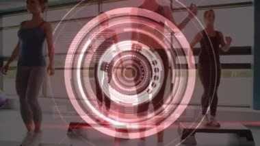 Bir grup kadının arka plandaki beden eğitimi dersinde yaptığı bir tarama ve analitik dönüş animasyonu