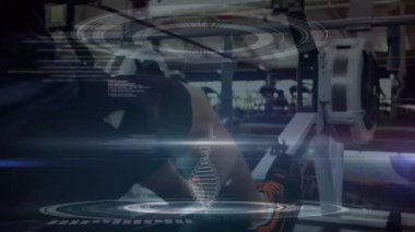 3 boyutlu DNA ipliği ve veri işleme analizinin animasyonu, beyaz bir adamın yavaş çekimde arka planda bir spor salonunda kürek çekmesi.