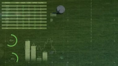 Veri işleme, tarama, grafikler ve analizlerin animasyonu ve arka planda bir futbolcunun düşük kesimi topu tekmeliyor.