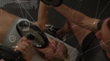 Sarışın, beyaz bir kadınla arka planda bir antrenörle spor salonunda çalışan bağlantıların, veri işleme ve analizlerin animasyonu.