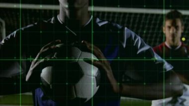 Arka planda futbol sahasında topu tutan iki erkek futbolcunun olduğu üç boyutlu bir ağdaki bağlantı noktaları ağının animasyonu