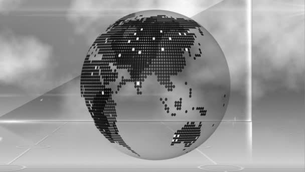 Анімація Чорно Білої Кулі Обертається Сірими Хмарами Небом Задньому Плані — стокове відео