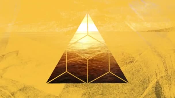 手前の黄色い三角形の窓から見える夕日の穏やかな海を旅するアニメーション — ストック動画