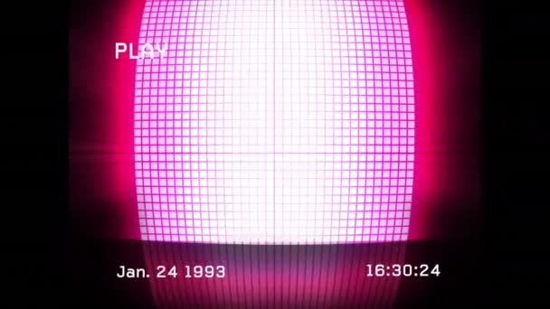 画面のアニメーションとその上に書かれた日付と時間 そして干渉の線は 黒の背景に脈動する明るいピンクと白の正方形のライトの光るグリッドを示しています — ストック動画