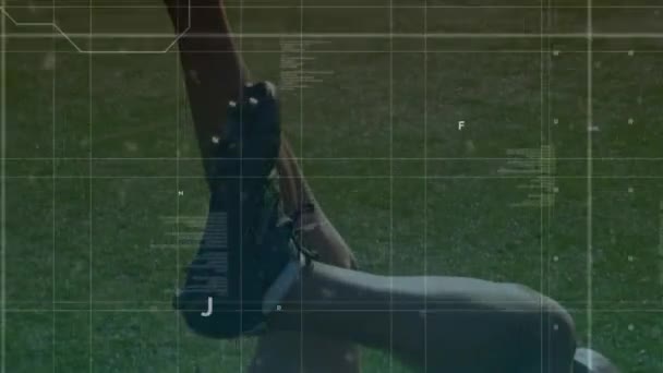 データ処理のアニメーションとバックグラウンドで空気中のボールを蹴りサッカーピッチ上に横たわる混合レース男性サッカー選手とグリッド上の接続ポイントのネットワーク — ストック動画