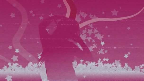 具有干扰线条的荧幕的动画 画面中 一位长发女子的粉色轮廓在粉色背景前舞动 背景上装饰着星形和线条 — 图库视频影像