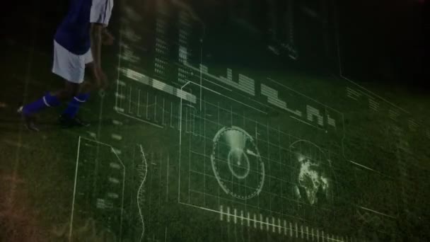 后台比赛中足球运动员在足球场上踢球的低区段的数据处理 范围扫描和分析动画 — 图库视频影像