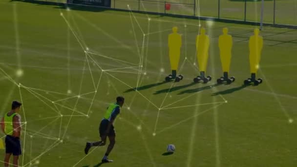 Animatie Van Een Netwerk Van Aansluitingen Gegevensuitwisselingspunten Met Voetbalspelerstraining Een — Stockvideo