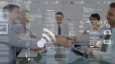 Finansal büyüme grafikleri ve dizüstü bilgisayarı ile iş veri işleme animasyonu ve kablosuz bağlantı dijital ikonlarının hareket etmesi ve arka planda bir grup iş adamının yer alması. G