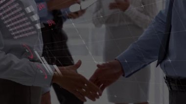 Ekonomik büyüme grafikleri ve istatistiklerle birlikte iş verilerinin canlandırılması ve iş adamlarının arka planda yavaş çekimde el sıkışması. 