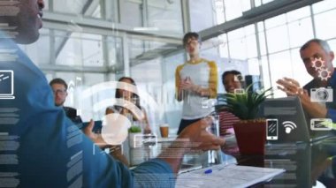 Finansal büyüme grafikleri ve dizüstü bilgisayarı ile iş veri işleme animasyonu ve kablosuz bağlantı dijital ikonlarının taşınması ve arka planda bir grup iş adamı. 