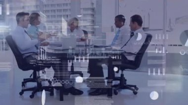Finansal büyüme grafikleri ve istatistiklerle birlikte arka plandaki bir toplantıda çok ırklı iş adamlarıyla birlikte iş veri işleme animasyonu.