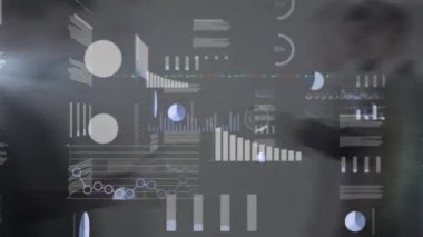 Finansal büyüme grafikleri ve arka planda yoğun bir ofis ile hareket eden istatistiklerin iş veri işleme animasyonu. Küresel finans sektörü büyüme kavramı.