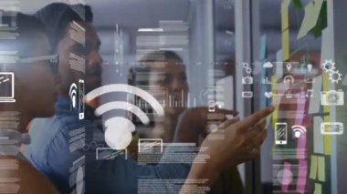 Finansal büyüme grafikleri ve dizüstü bilgisayarı ile iş veri işleme animasyonu ve kablosuz bağlantı dijital ikonlarının taşınması ve arka planda bir grup iş adamı.