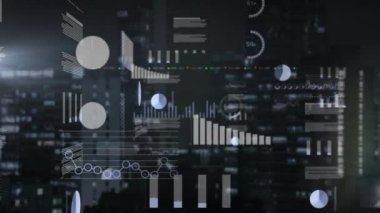 Arka planda şehir manzarası ve ofis binaları ile hareket eden finansal büyüme grafikleri ve istatistikleriyle iş veri işleme animasyonu.