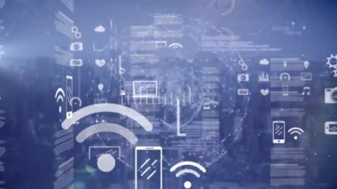 Finansal büyüme grafikleri ve istatistikleri ve dizüstü bilgisayarı ile iş veri işleme animasyonu ve mavi arka planda şehir manzarası ve ofis binaları ile birlikte hareket eden kablosuz bağlantı dijital simgeleri. 