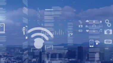 Finansal büyüme grafikleri ve arka planda şehir manzarası ile hareket eden istatistiklerin iş veri işleme animasyonu. 