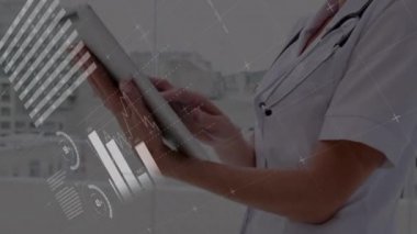Finansal büyüme grafikleri ve istatistiklerle birlikte iş veri işleme animasyonu arka planda tablet bilgisayar kullanarak kadın doktorla hareket ediyor.