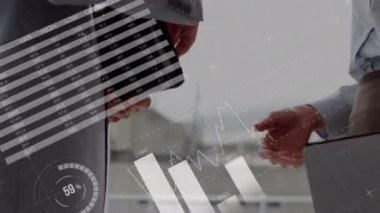 Ekonomik büyüme grafikleri ve istatistiklerle birlikte iş verilerinin canlandırılması ve arka planda iş adamlarının el sıkışması.