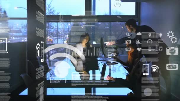 노트북 컴퓨터 와이파이 디지털 아이콘 사무실에 비즈니스 사람들의 — 비디오