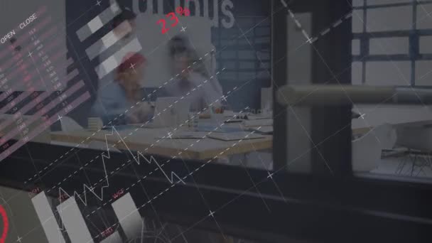 Animation du traitement des données d'entreprise avec des graphiques de croissance financière et des statistiques se déplaçant avec des personnes travaillant dans un bureau occupé en mouvement rapide en arrière-plan .