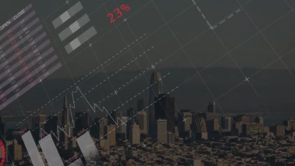 背景にある街並とともに動く財務成長チャートや統計を用いた業務データ処理のアニメーション — ストック動画