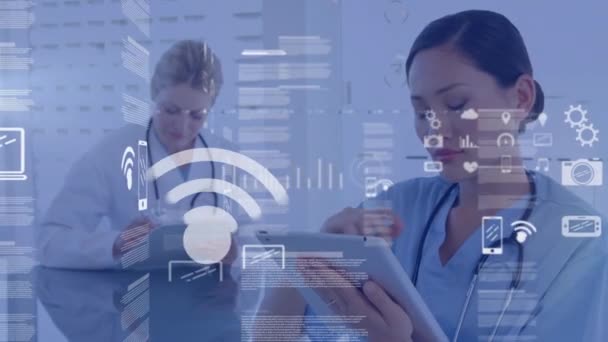 Animation du traitement des données de l'entreprise avec des graphiques de croissance financière et des statistiques se déplaçant avec médecin femme caucasienne en utilisant un ordinateur portable en arrière-plan . 