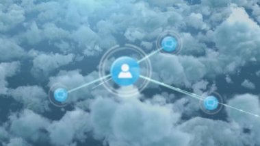 Arkadaki mavi gökyüzünden geçen bulutların üzerinde hareket eden bağlantılar ve simgeler ağının canlandırılması. 