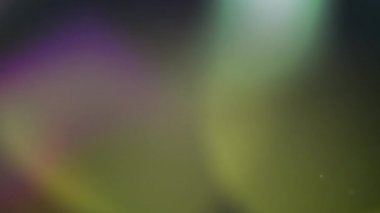 Odaktan çıkmış, çok renkli spot ışıklarının karanlık, parlak arka planda hipnotik hareketlerle hareket etmesinin animasyonu. Dijital hareketin kusursuz döngüsü.