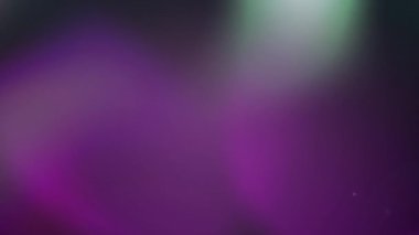 Odaktan çıkmış, çok renkli spot ışıklarının karanlık, parlak arka planda hipnotik hareketlerle hareket etmesinin animasyonu. Dijital hareketin kusursuz döngüsü.