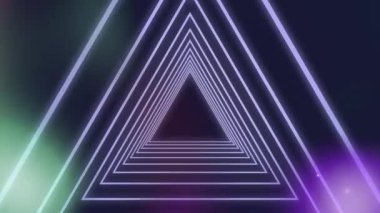 Üçgen tünellerin çoklu mor çizgilerinin animasyonu hipnotik hareketlerle tekrarlanıyor ve odak dışı, parlak arka planda çok renkli spot ışıkları yansıyor. Dijital hareketin kusursuz döngüsü.