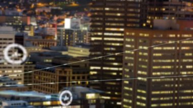 Geceleri arka planda modern ofis binalarıyla odak merkezinin dışına hareket eden bağlantılar ve simgeler ağının canlandırılması. 