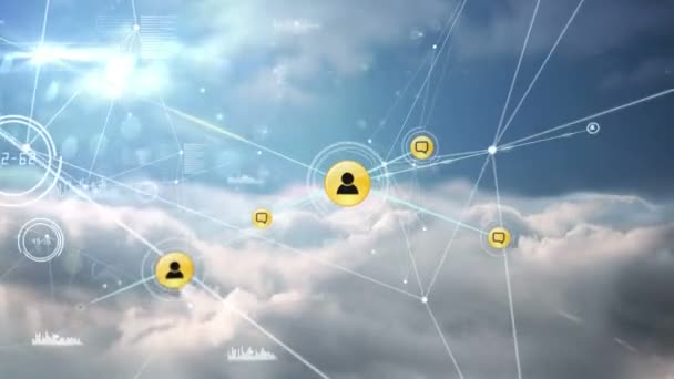 背景に青い空を通過する雲の上を移動する接続やアイコンのデータ処理ネットワークのアニメーション — ストック動画