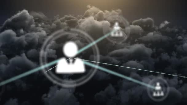 Animacja Sieci Połączeń Ikon Poruszających Się Nad Chmurami Przechodzącymi Niebie — Wideo stockowe