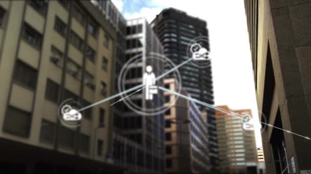 背景には近代的なオフィスビルが立ち並ぶフォーカス シティから移動する接続やアイコンのネットワークのアニメーション — ストック動画