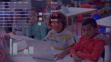 Ders sırasında okulda çok ırklı bir öğrenci grubunun canlandırılması, ön planda gösterilen grafikler ve istatistiklerle el kaldırması. 