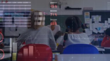 Çok ırklı okul çocukları ve öğretmenlerinin ön planda gösterilen grafik ve istatistiklerle etkileşimi ve tartışması sırasında okuldaki animasyonları. 